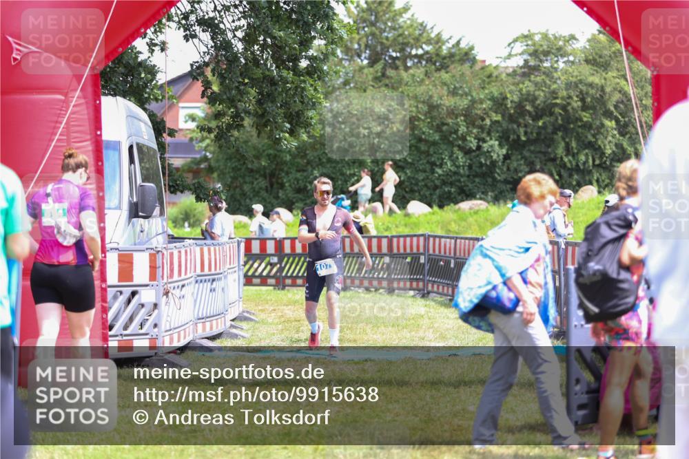 21.06.2026 - 29. Vierlanden-Triathlon Andreas Tolksdorf http://msf.ph/oto/9915638 21.06.2026 14:01:27 Ziel 1077 meine-sportfotos.de