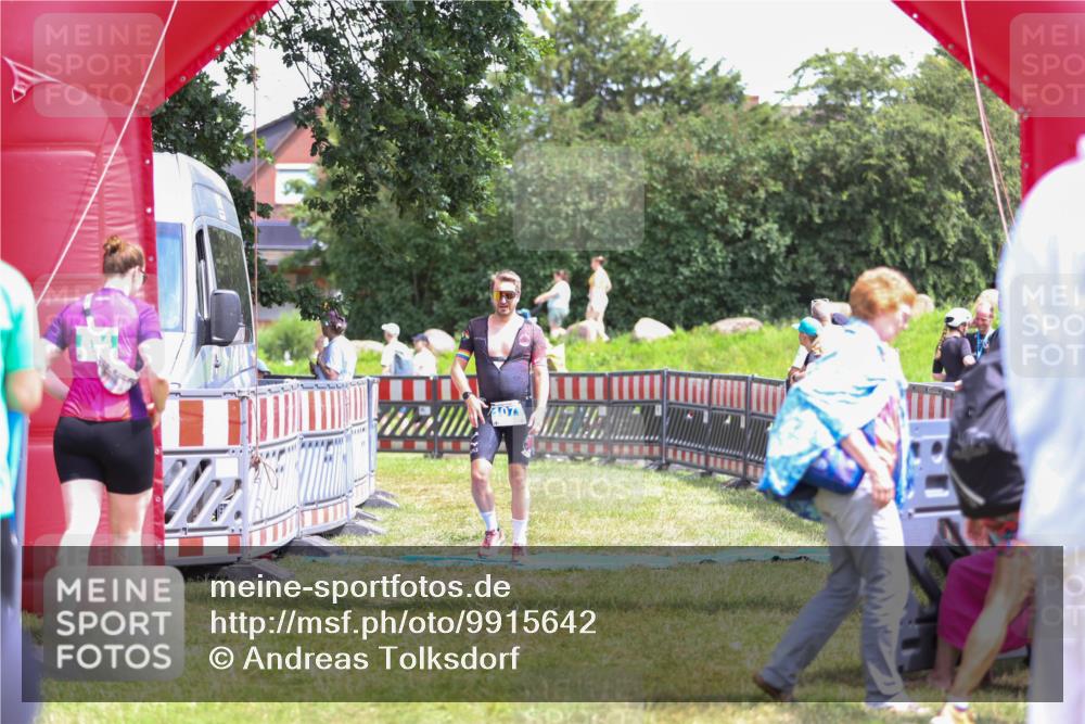 21.06.2026 - 29. Vierlanden-Triathlon Andreas Tolksdorf http://msf.ph/oto/9915642 21.06.2026 14:01:27 Ziel 1077 meine-sportfotos.de