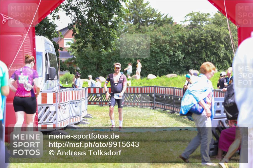 21.06.2026 - 29. Vierlanden-Triathlon Andreas Tolksdorf http://msf.ph/oto/9915643 21.06.2026 14:01:27 Ziel 1077 meine-sportfotos.de