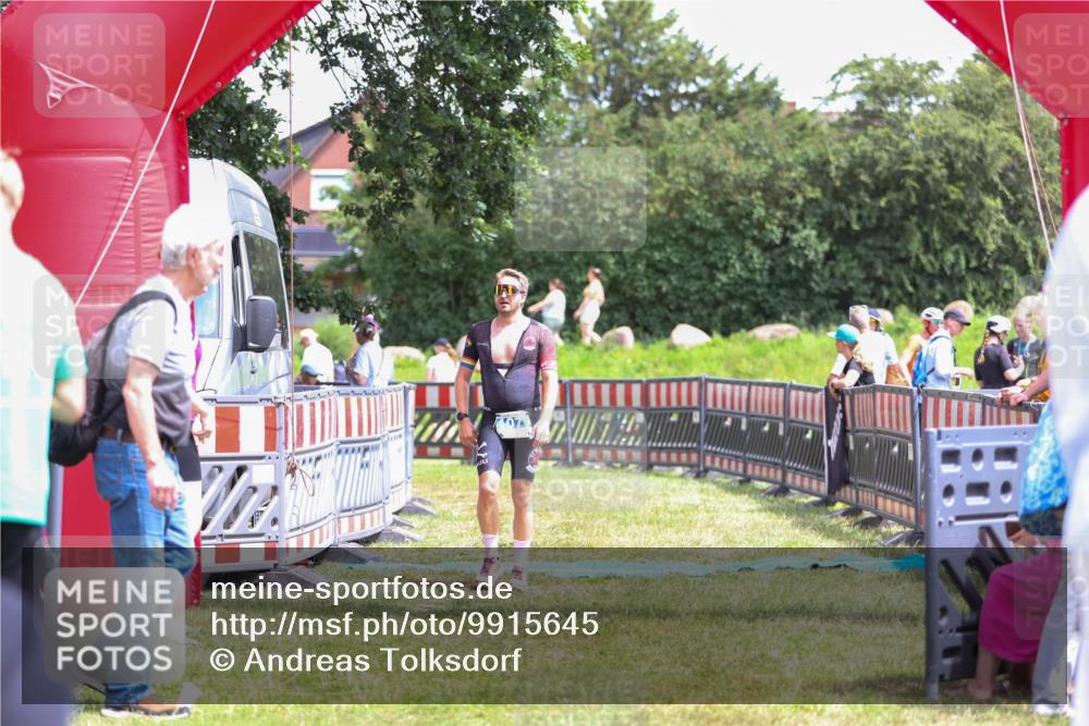 21.06.2026 - 29. Vierlanden-Triathlon Andreas Tolksdorf http://msf.ph/oto/9915645 21.06.2026 14:01:28 Ziel 1077 meine-sportfotos.de