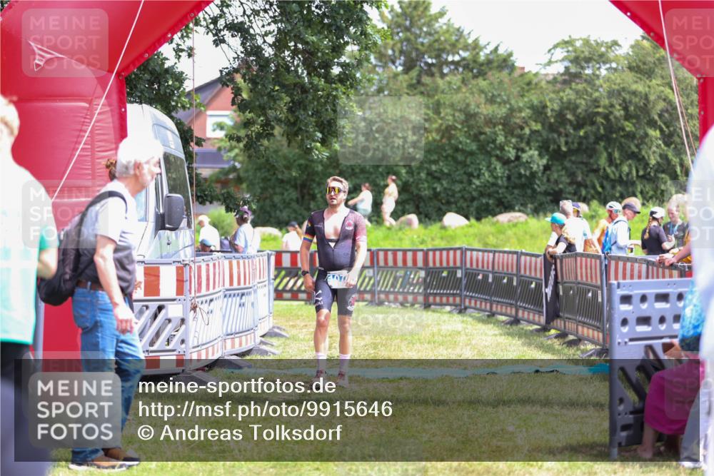 21.06.2026 - 29. Vierlanden-Triathlon Andreas Tolksdorf http://msf.ph/oto/9915646 21.06.2026 14:01:28 Ziel 1077 meine-sportfotos.de