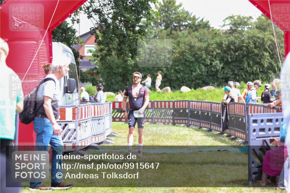 21.06.2026 - 29. Vierlanden-Triathlon Andreas Tolksdorf http://msf.ph/oto/9915647 21.06.2026 14:01:28 Ziel 1077 meine-sportfotos.de