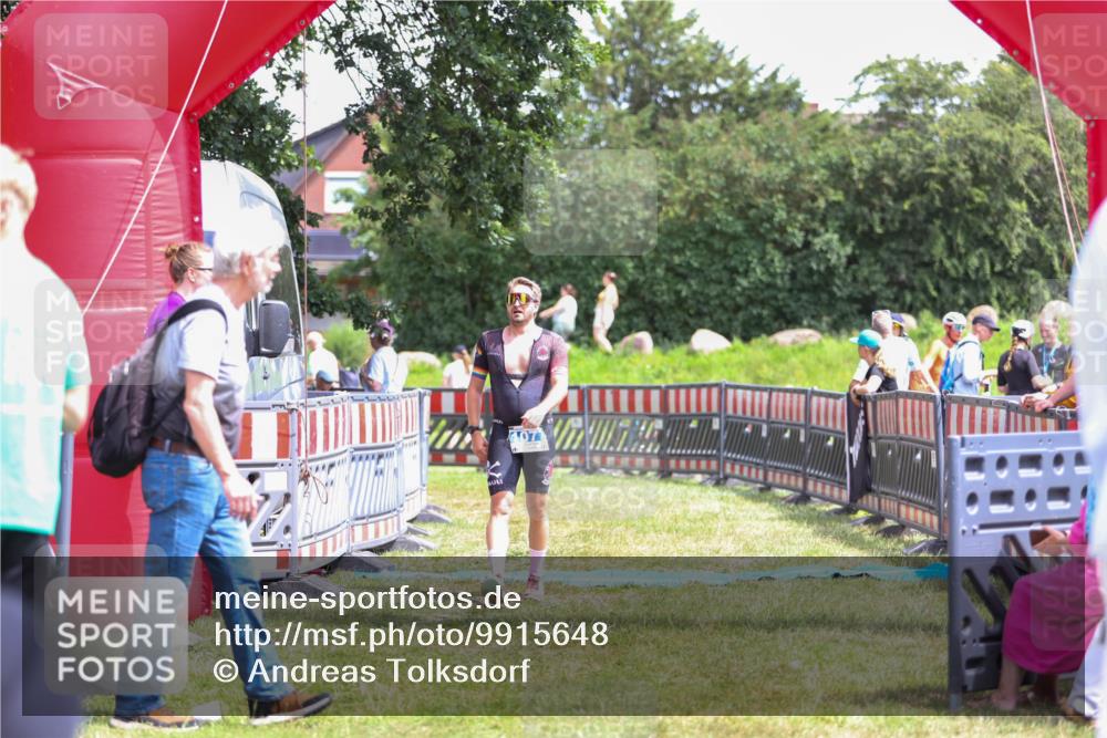 21.06.2026 - 29. Vierlanden-Triathlon Andreas Tolksdorf http://msf.ph/oto/9915648 21.06.2026 14:01:28 Ziel 1077 meine-sportfotos.de