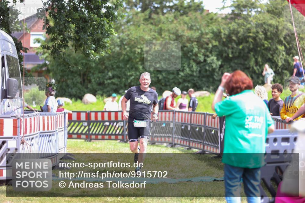 21.06.2026 - 29. Vierlanden-Triathlon Andreas Tolksdorf http://msf.ph/oto/9915702 21.06.2026 14:02:40 Ziel 760 meine-sportfotos.de