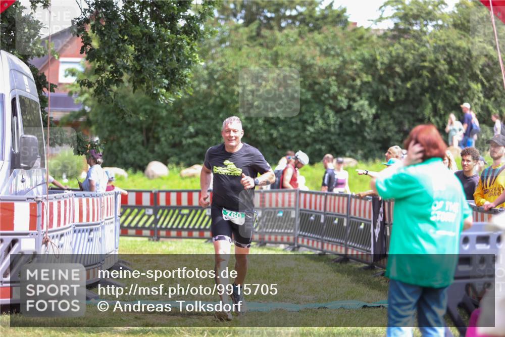 21.06.2026 - 29. Vierlanden-Triathlon Andreas Tolksdorf http://msf.ph/oto/9915705 21.06.2026 14:02:41 Ziel 760 meine-sportfotos.de