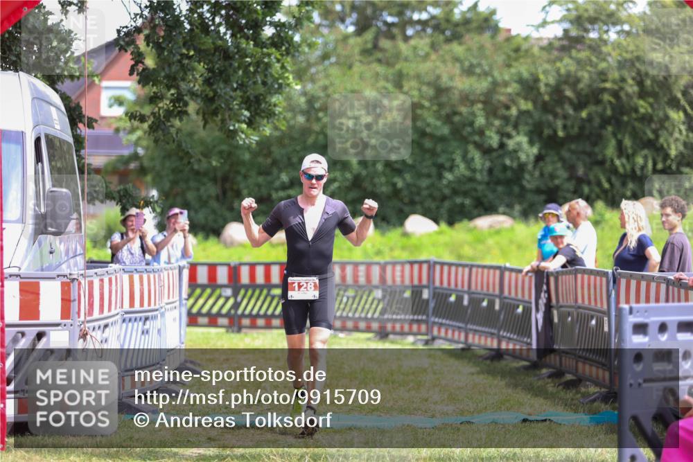 21.06.2026 - 29. Vierlanden-Triathlon Andreas Tolksdorf http://msf.ph/oto/9915709 21.06.2026 14:03:20 Ziel 128 meine-sportfotos.de