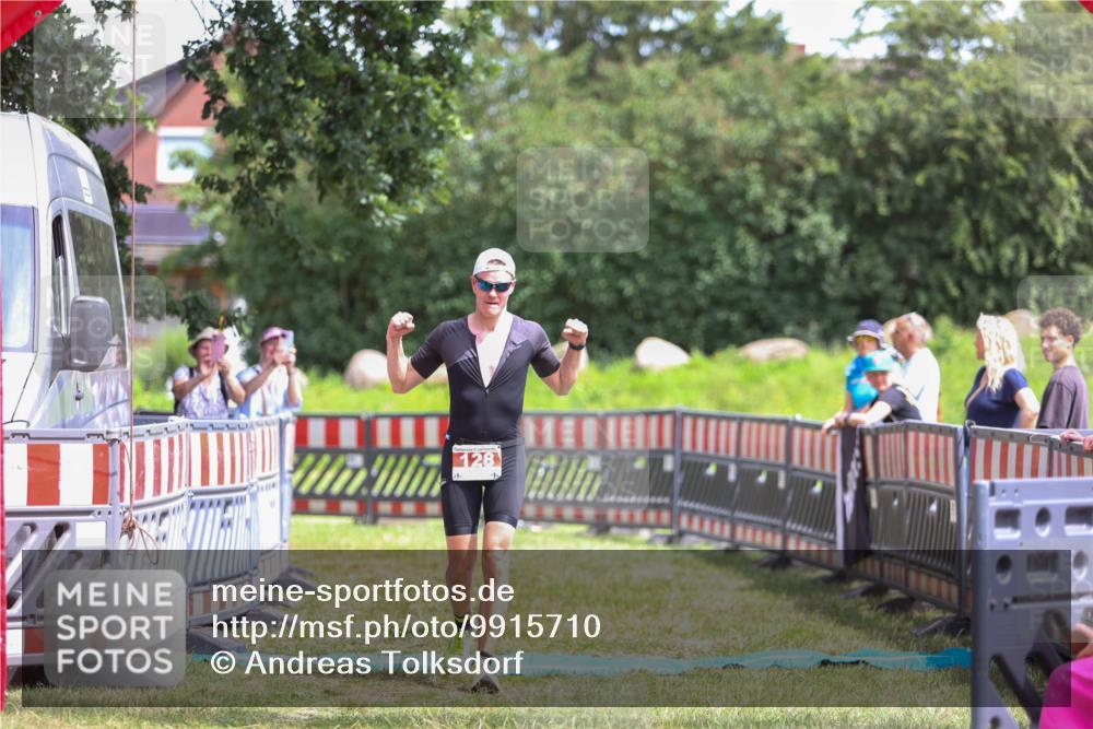21.06.2026 - 29. Vierlanden-Triathlon Andreas Tolksdorf http://msf.ph/oto/9915710 21.06.2026 14:03:20 Ziel 128 meine-sportfotos.de