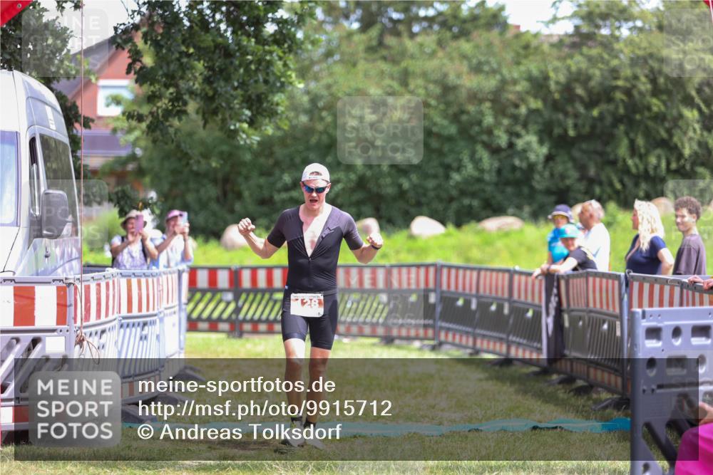 21.06.2026 - 29. Vierlanden-Triathlon Andreas Tolksdorf http://msf.ph/oto/9915712 21.06.2026 14:03:20 Ziel 128 meine-sportfotos.de