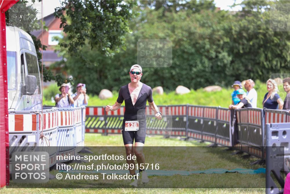 21.06.2026 - 29. Vierlanden-Triathlon Andreas Tolksdorf http://msf.ph/oto/9915716 21.06.2026 14:03:20 Ziel 128 meine-sportfotos.de