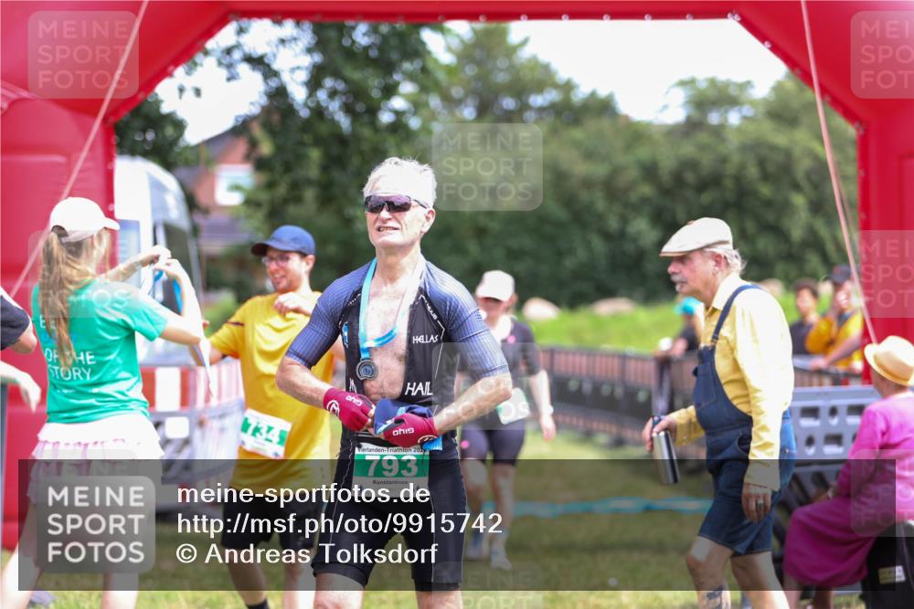 21.06.2026 - 29. Vierlanden-Triathlon Andreas Tolksdorf http://msf.ph/oto/9915742 21.06.2026 14:03:54 Ziel 860, 1078 meine-sportfotos.de