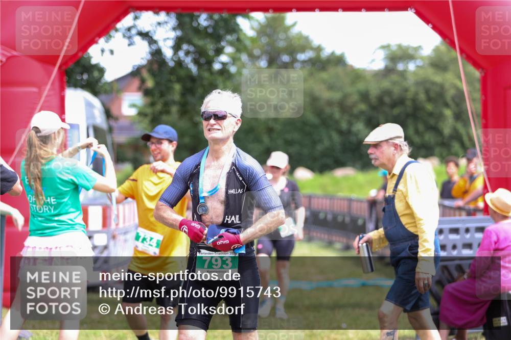 21.06.2026 - 29. Vierlanden-Triathlon Andreas Tolksdorf http://msf.ph/oto/9915743 21.06.2026 14:03:54 Ziel 860, 1078 meine-sportfotos.de