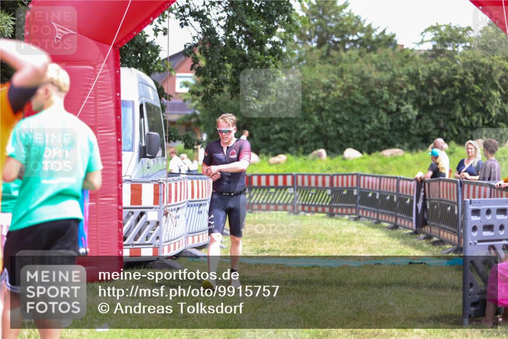 21.06.2026 - 29. Vierlanden-Triathlon Andreas Tolksdorf http://msf.ph/oto/9915757 21.06.2026 14:04:01 Ziel 274, 1078 meine-sportfotos.de
