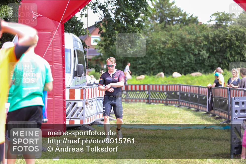 21.06.2026 - 29. Vierlanden-Triathlon Andreas Tolksdorf http://msf.ph/oto/9915761 21.06.2026 14:04:01 Ziel 274, 1078 meine-sportfotos.de
