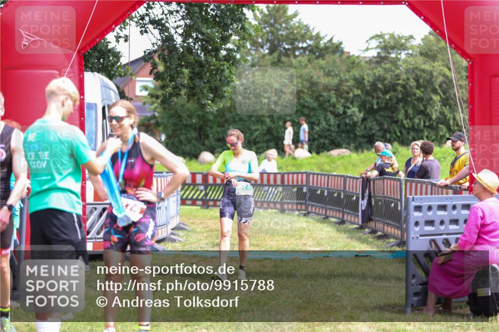 21.06.2026 - 29. Vierlanden-Triathlon Andreas Tolksdorf http://msf.ph/oto/9915788 21.06.2026 14:04:17 Ziel 874 meine-sportfotos.de
