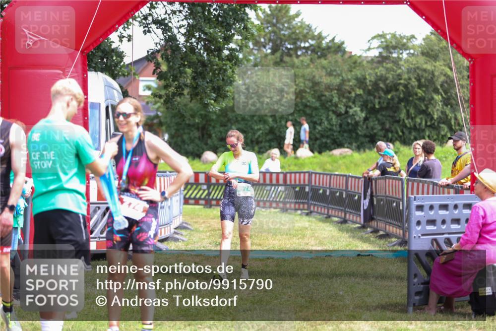 21.06.2026 - 29. Vierlanden-Triathlon Andreas Tolksdorf http://msf.ph/oto/9915790 21.06.2026 14:04:17 Ziel 874 meine-sportfotos.de