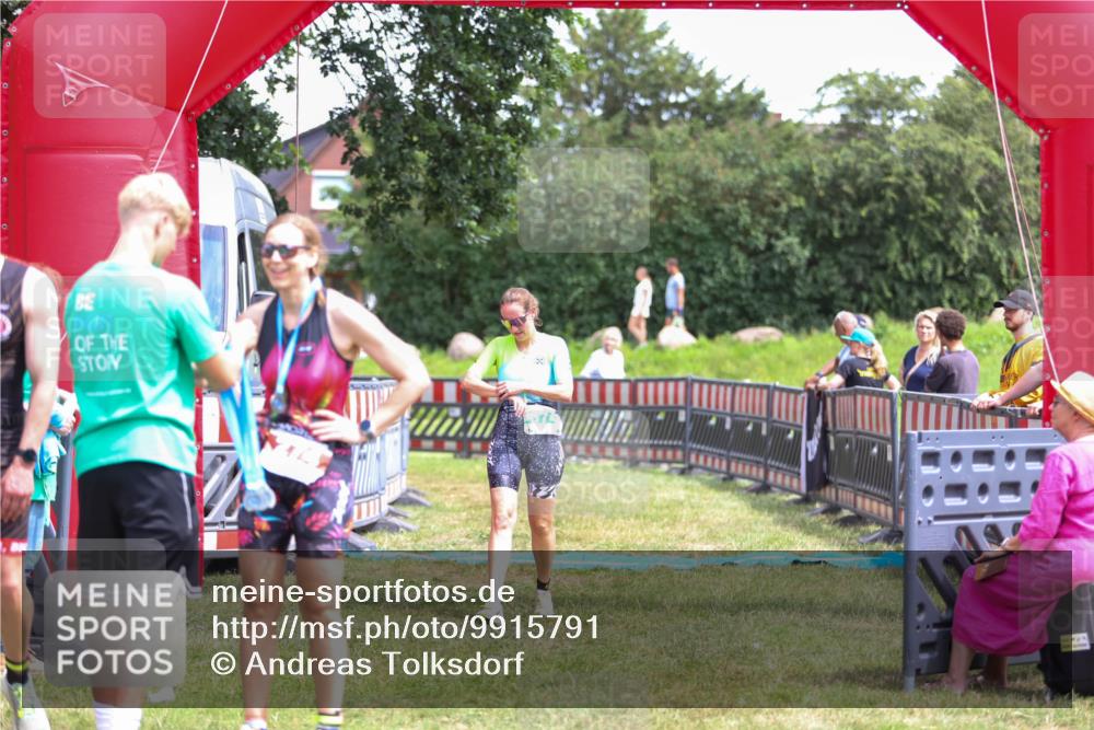 21.06.2026 - 29. Vierlanden-Triathlon Andreas Tolksdorf http://msf.ph/oto/9915791 21.06.2026 14:04:17 Ziel 874 meine-sportfotos.de