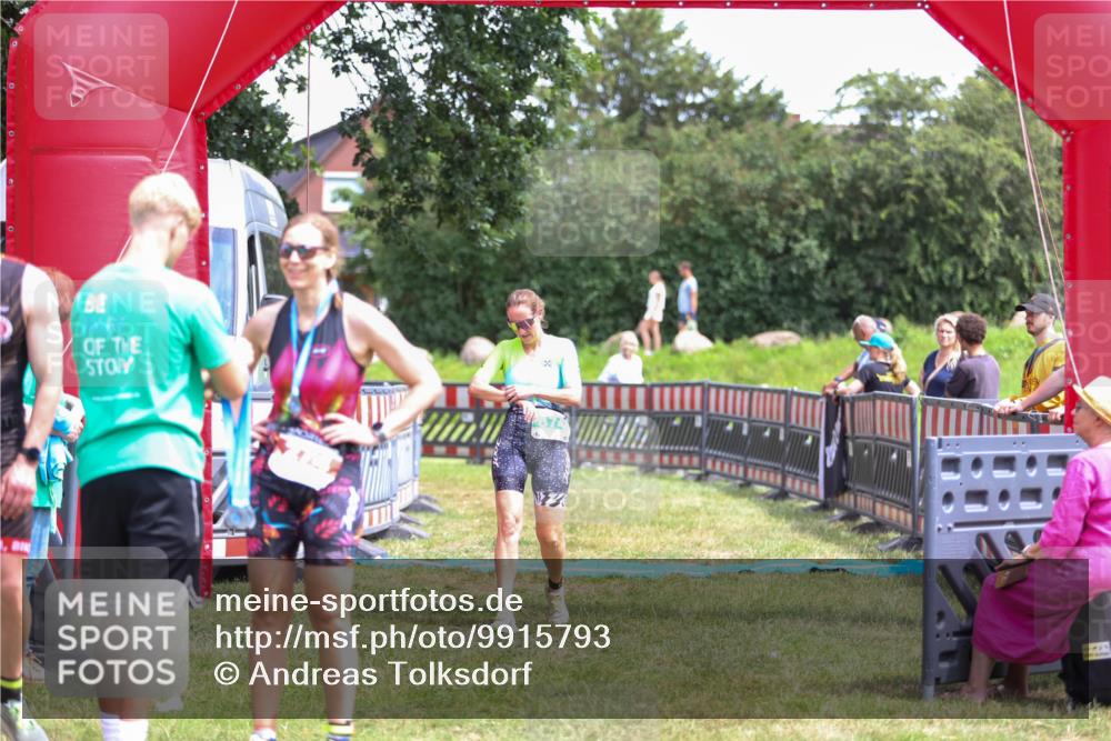21.06.2026 - 29. Vierlanden-Triathlon Andreas Tolksdorf http://msf.ph/oto/9915793 21.06.2026 14:04:17 Ziel 874 meine-sportfotos.de