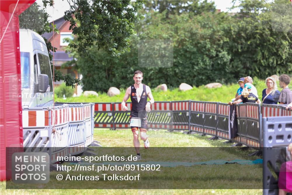 21.06.2026 - 29. Vierlanden-Triathlon Andreas Tolksdorf http://msf.ph/oto/9915802 21.06.2026 14:04:48 Ziel 1089 meine-sportfotos.de