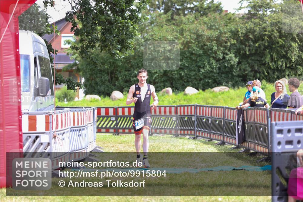 21.06.2026 - 29. Vierlanden-Triathlon Andreas Tolksdorf http://msf.ph/oto/9915804 21.06.2026 14:04:48 Ziel 1089 meine-sportfotos.de
