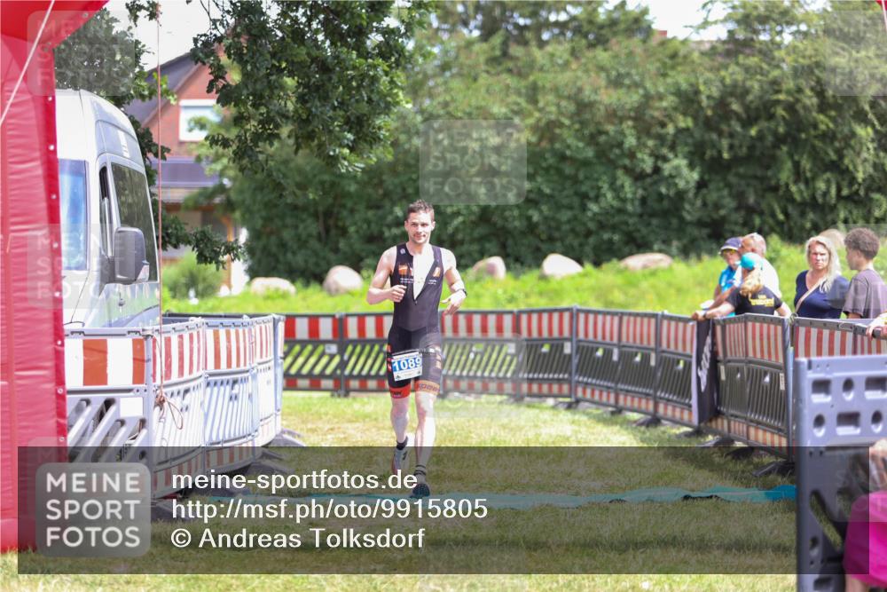 21.06.2026 - 29. Vierlanden-Triathlon Andreas Tolksdorf http://msf.ph/oto/9915805 21.06.2026 14:04:48 Ziel 1089 meine-sportfotos.de