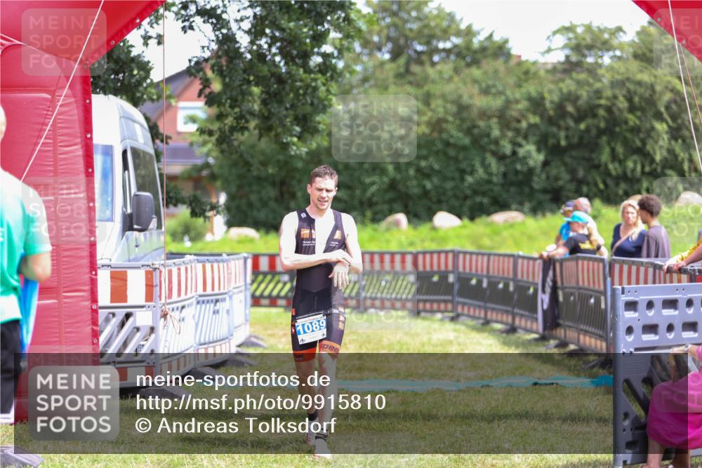 21.06.2026 - 29. Vierlanden-Triathlon Andreas Tolksdorf http://msf.ph/oto/9915810 21.06.2026 14:04:50 Ziel 1089 meine-sportfotos.de