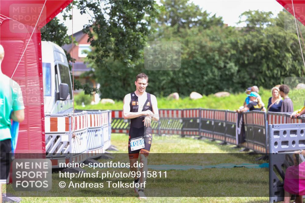21.06.2026 - 29. Vierlanden-Triathlon Andreas Tolksdorf http://msf.ph/oto/9915811 21.06.2026 14:04:50 Ziel 1089 meine-sportfotos.de