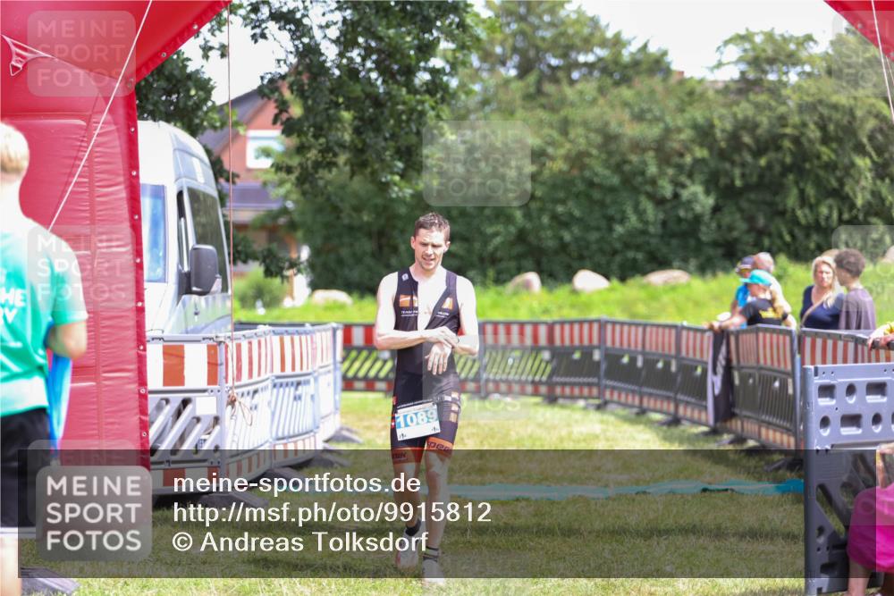 21.06.2026 - 29. Vierlanden-Triathlon Andreas Tolksdorf http://msf.ph/oto/9915812 21.06.2026 14:04:50 Ziel 1089 meine-sportfotos.de