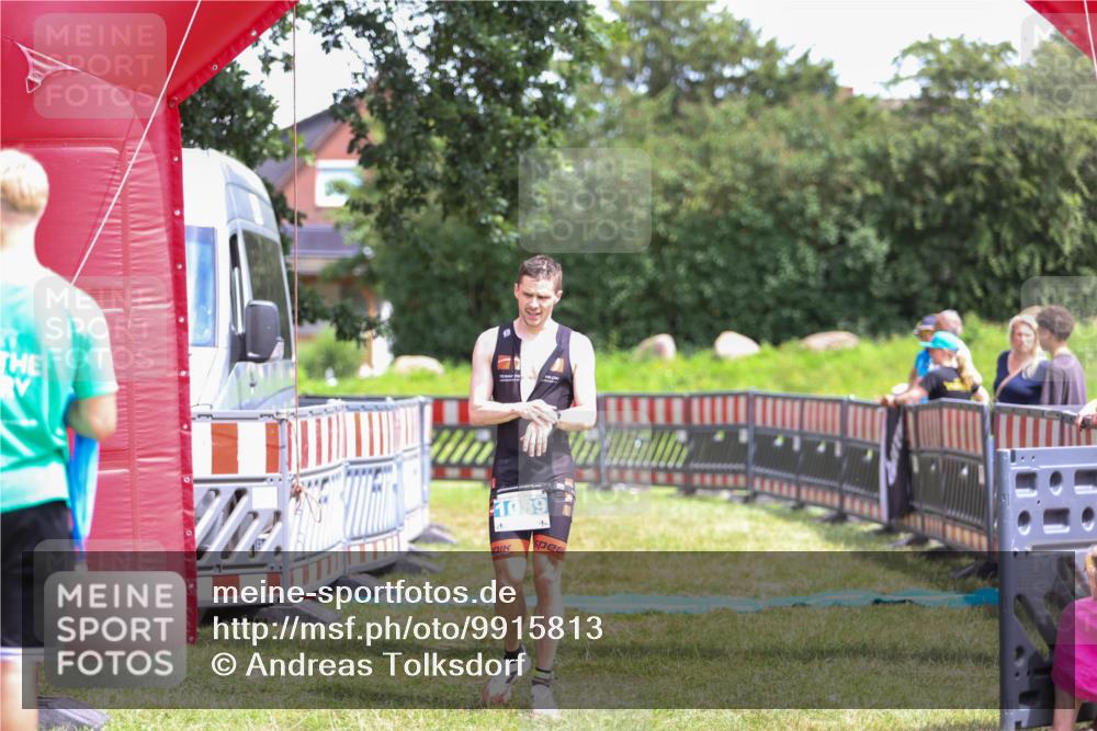 21.06.2026 - 29. Vierlanden-Triathlon Andreas Tolksdorf http://msf.ph/oto/9915813 21.06.2026 14:04:50 Ziel 1089 meine-sportfotos.de