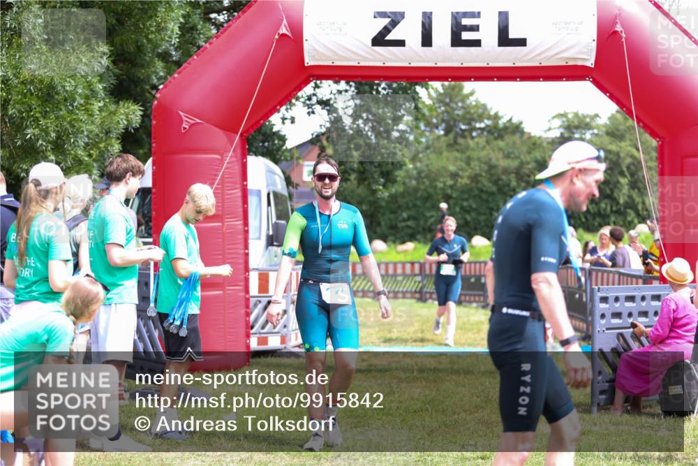 21.06.2026 - 29. Vierlanden-Triathlon Andreas Tolksdorf http://msf.ph/oto/9915842 21.06.2026 14:05:43 Ziel 866, 1038 meine-sportfotos.de