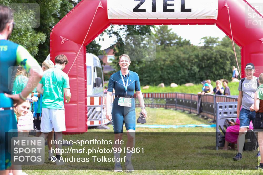 21.06.2026 - 29. Vierlanden-Triathlon Andreas Tolksdorf http://msf.ph/oto/9915861 21.06.2026 14:05:51 Ziel  meine-sportfotos.de