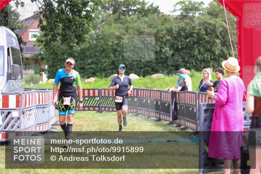 21.06.2026 - 29. Vierlanden-Triathlon Andreas Tolksdorf http://msf.ph/oto/9915899 21.06.2026 14:06:53 Ziel 71, 180, 1057 meine-sportfotos.de