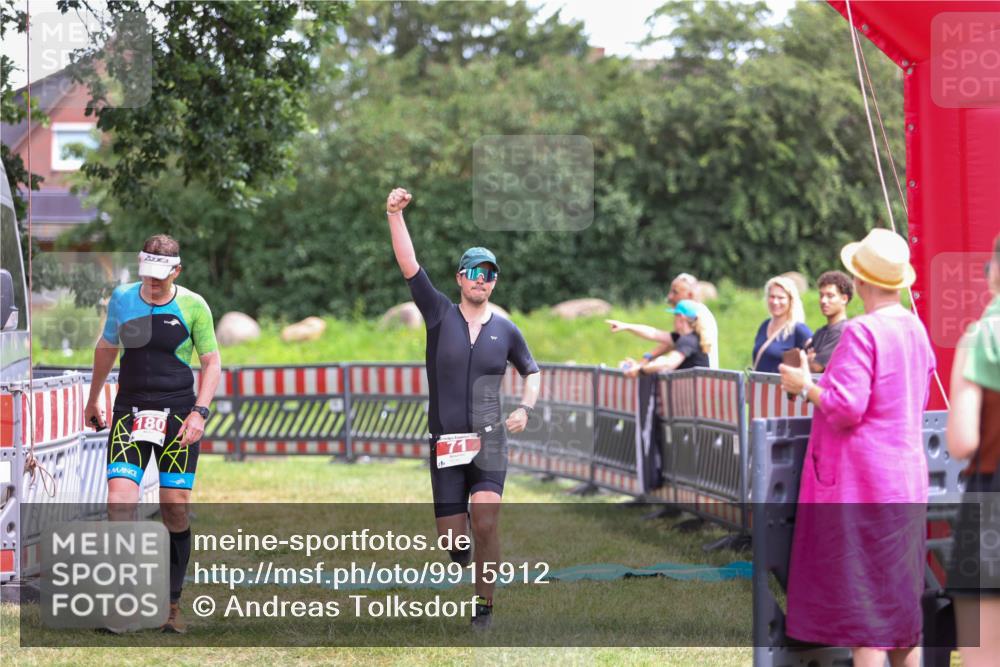 21.06.2026 - 29. Vierlanden-Triathlon Andreas Tolksdorf http://msf.ph/oto/9915912 21.06.2026 14:06:55 Ziel 71, 1057 meine-sportfotos.de