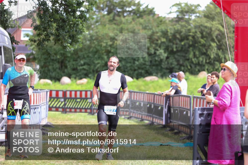 21.06.2026 - 29. Vierlanden-Triathlon Andreas Tolksdorf http://msf.ph/oto/9915914 21.06.2026 14:07:04 Ziel 1057 meine-sportfotos.de