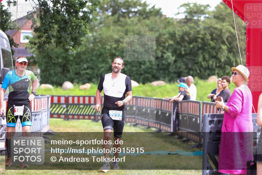 21.06.2026 - 29. Vierlanden-Triathlon Andreas Tolksdorf http://msf.ph/oto/9915915 21.06.2026 14:07:04 Ziel 1057 meine-sportfotos.de