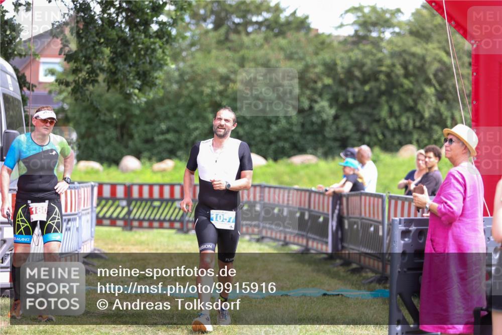 21.06.2026 - 29. Vierlanden-Triathlon Andreas Tolksdorf http://msf.ph/oto/9915916 21.06.2026 14:07:04 Ziel 1057 meine-sportfotos.de