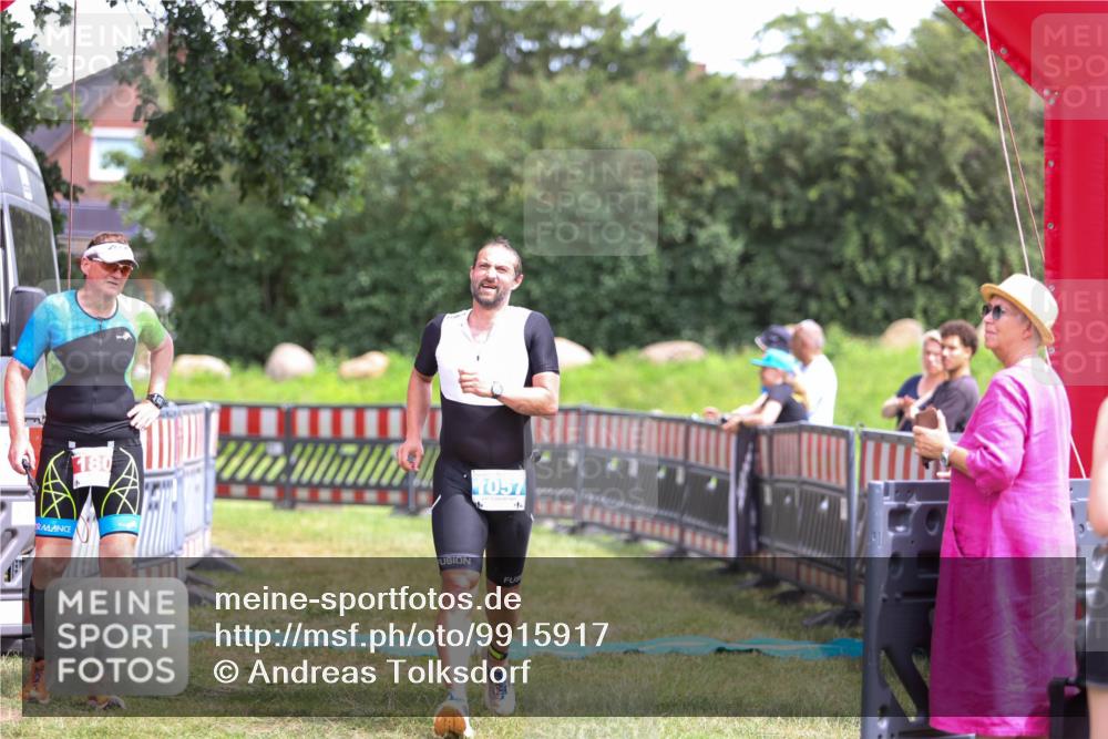 21.06.2026 - 29. Vierlanden-Triathlon Andreas Tolksdorf http://msf.ph/oto/9915917 21.06.2026 14:07:04 Ziel 1057 meine-sportfotos.de