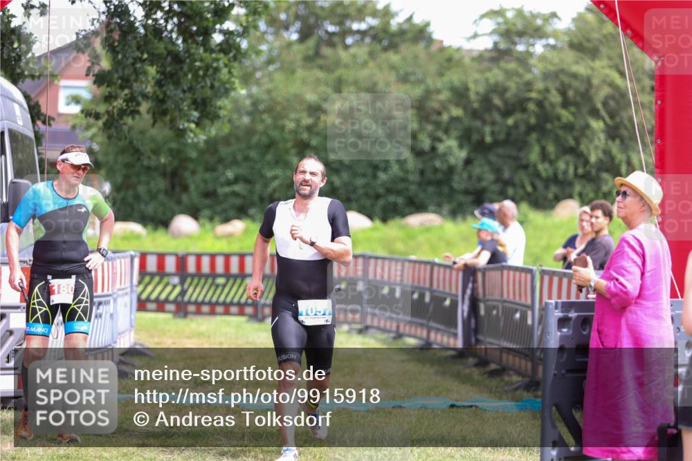 21.06.2026 - 29. Vierlanden-Triathlon Andreas Tolksdorf http://msf.ph/oto/9915918 21.06.2026 14:07:04 Ziel 1057 meine-sportfotos.de