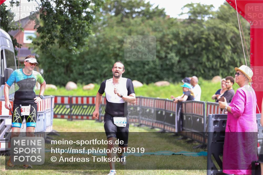 21.06.2026 - 29. Vierlanden-Triathlon Andreas Tolksdorf http://msf.ph/oto/9915919 21.06.2026 14:07:04 Ziel 1057 meine-sportfotos.de