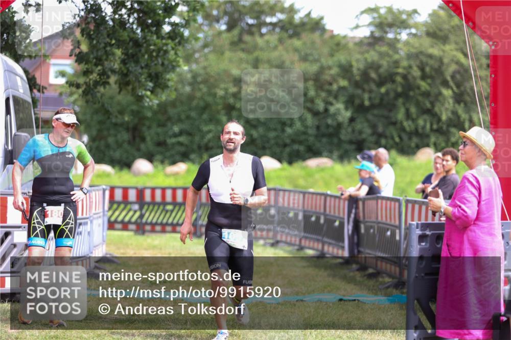 21.06.2026 - 29. Vierlanden-Triathlon Andreas Tolksdorf http://msf.ph/oto/9915920 21.06.2026 14:07:04 Ziel 1057 meine-sportfotos.de