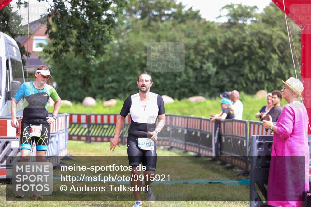 21.06.2026 - 29. Vierlanden-Triathlon Andreas Tolksdorf http://msf.ph/oto/9915921 21.06.2026 14:07:04 Ziel 1057 meine-sportfotos.de