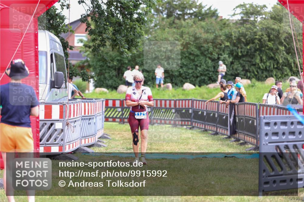 21.06.2026 - 29. Vierlanden-Triathlon Andreas Tolksdorf http://msf.ph/oto/9915992 21.06.2026 14:11:55 Ziel 48, 1116, 1121 meine-sportfotos.de