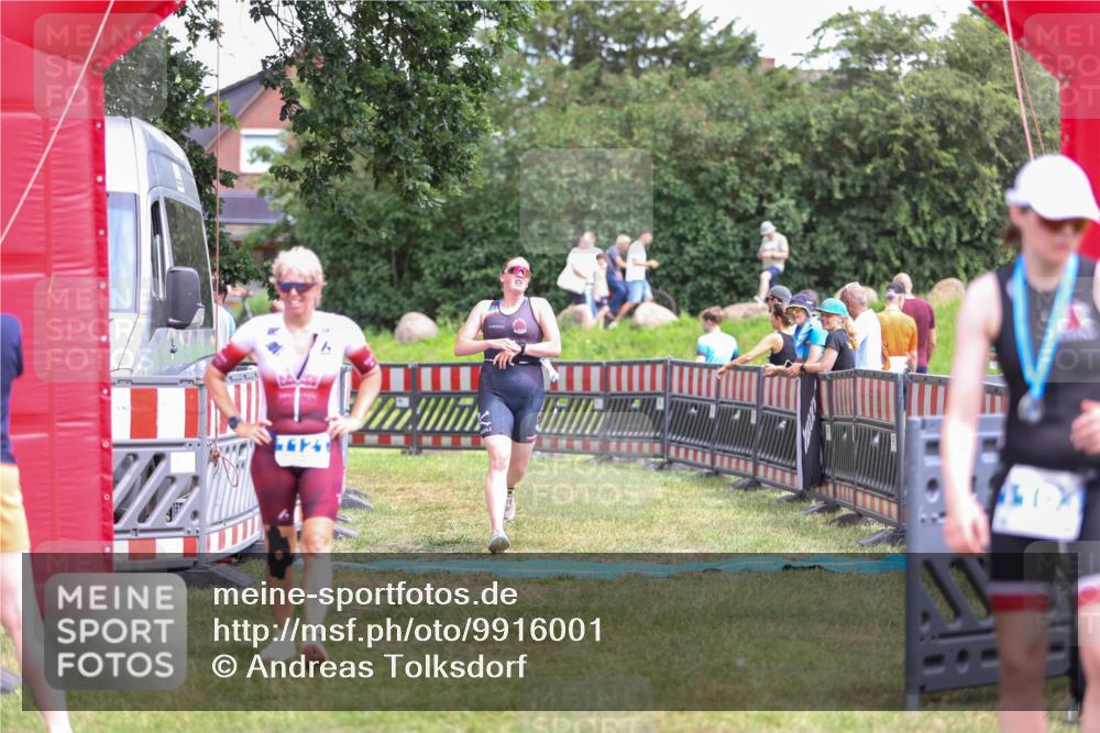 21.06.2026 - 29. Vierlanden-Triathlon Andreas Tolksdorf http://msf.ph/oto/9916001 21.06.2026 14:11:59 Ziel 48, 1116, 1121 meine-sportfotos.de