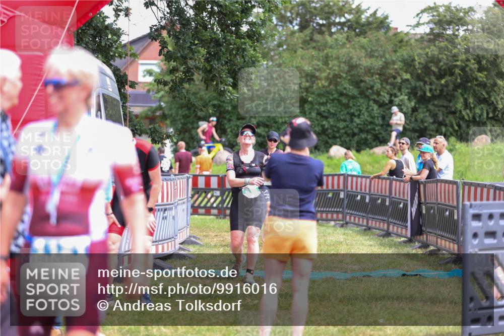21.06.2026 - 29. Vierlanden-Triathlon Andreas Tolksdorf http://msf.ph/oto/9916016 21.06.2026 14:12:10 Ziel 48, 1083 meine-sportfotos.de