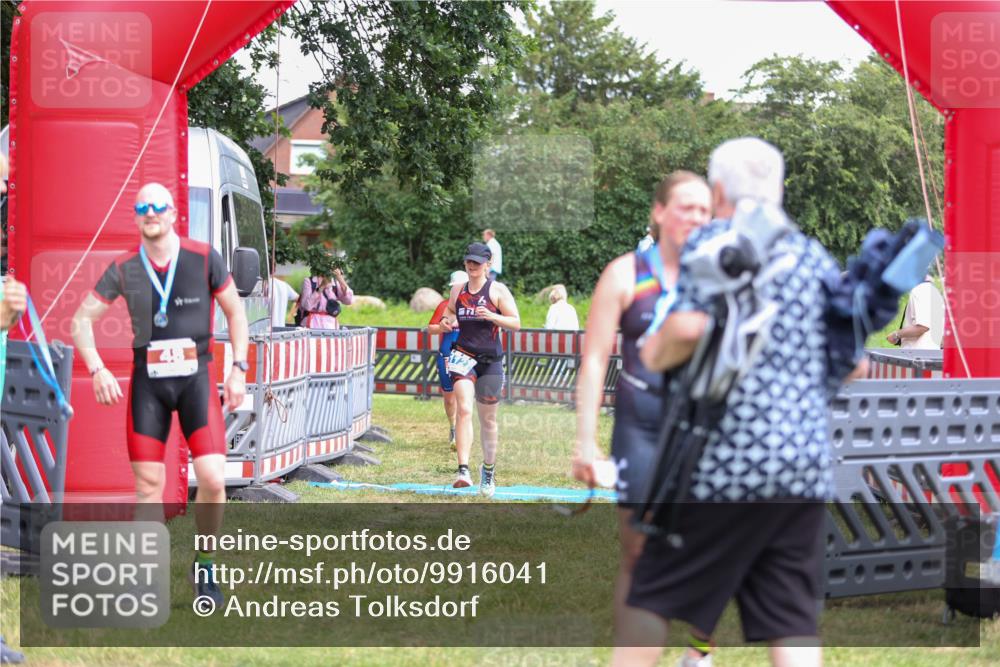 21.06.2026 - 29. Vierlanden-Triathlon Andreas Tolksdorf http://msf.ph/oto/9916041 21.06.2026 14:12:46 Ziel 233, 1127, 1134, 1146 meine-sportfotos.de