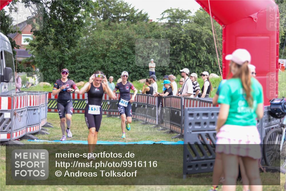 21.06.2026 - 29. Vierlanden-Triathlon Andreas Tolksdorf http://msf.ph/oto/9916116 21.06.2026 14:14:08 Ziel 1112, 1114, 1139, 1157, 1161 meine-sportfotos.de