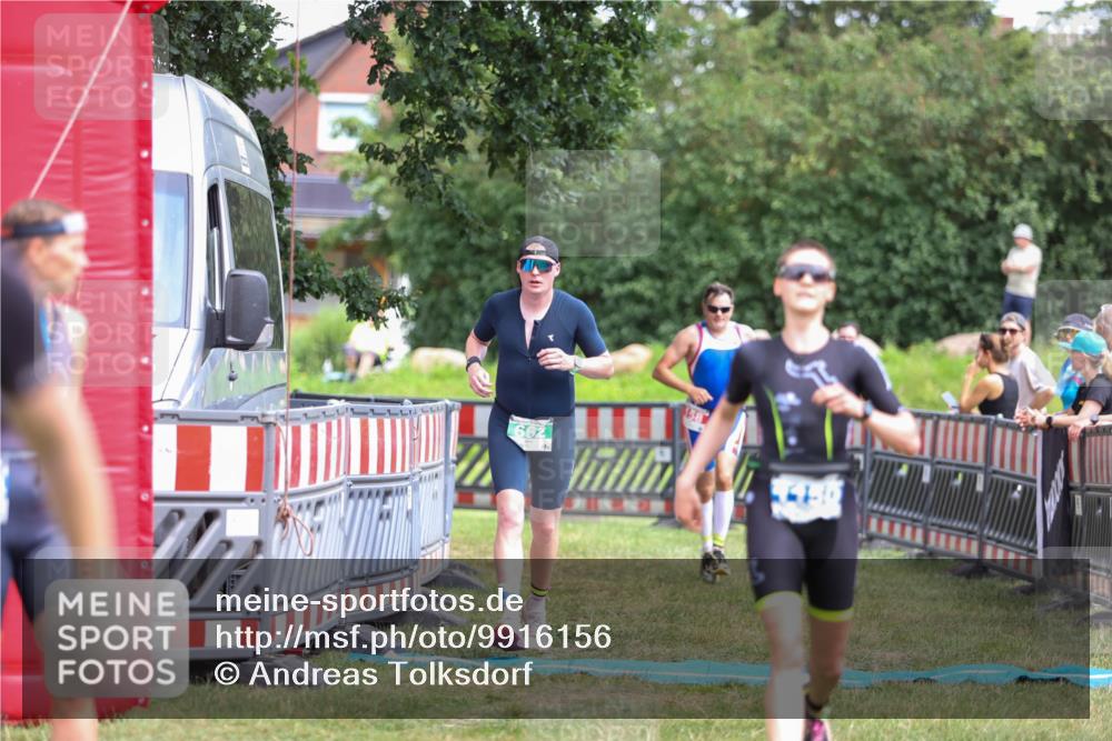 21.06.2026 - 29. Vierlanden-Triathlon Andreas Tolksdorf http://msf.ph/oto/9916156 21.06.2026 14:15:26 Ziel 158, 662, 1150 meine-sportfotos.de