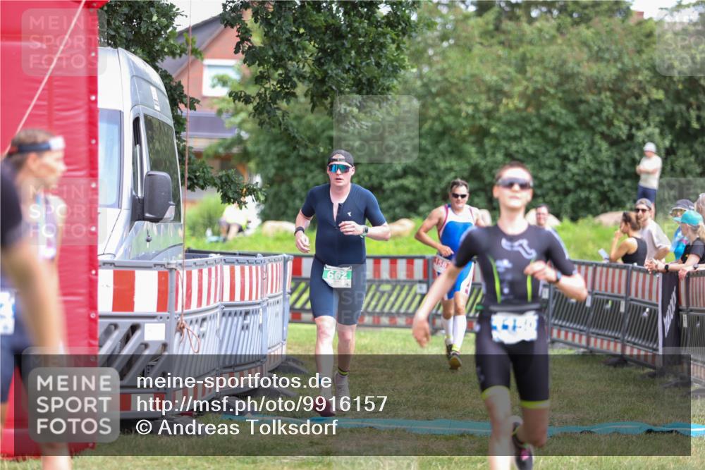 21.06.2026 - 29. Vierlanden-Triathlon Andreas Tolksdorf http://msf.ph/oto/9916157 21.06.2026 14:15:26 Ziel 158, 662, 1150 meine-sportfotos.de