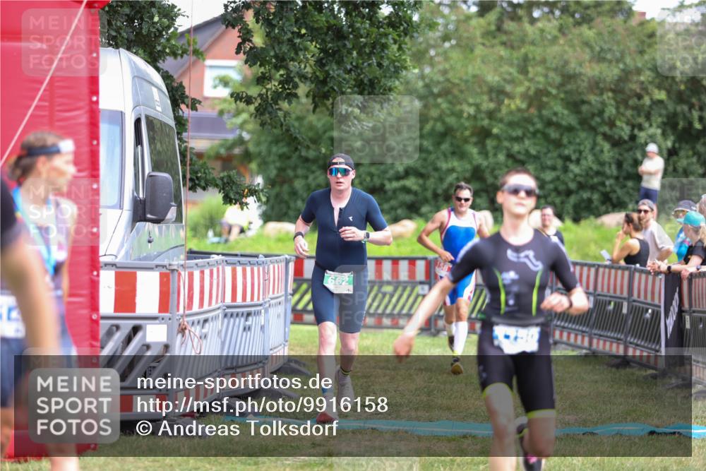 21.06.2026 - 29. Vierlanden-Triathlon Andreas Tolksdorf http://msf.ph/oto/9916158 21.06.2026 14:15:26 Ziel 158, 662, 1150 meine-sportfotos.de