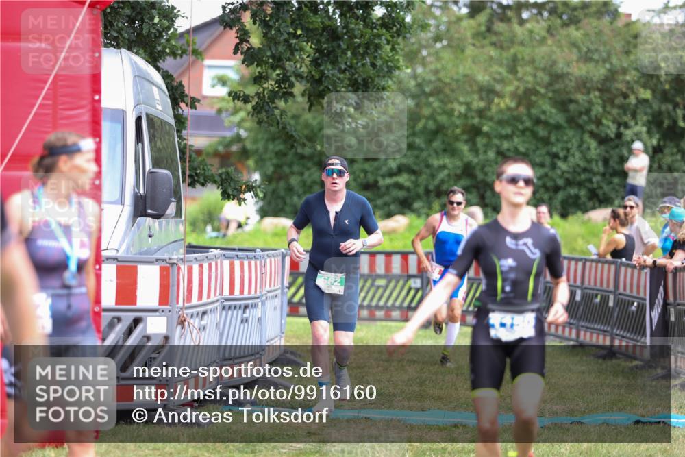 21.06.2026 - 29. Vierlanden-Triathlon Andreas Tolksdorf http://msf.ph/oto/9916160 21.06.2026 14:15:26 Ziel 158, 662, 1150 meine-sportfotos.de
