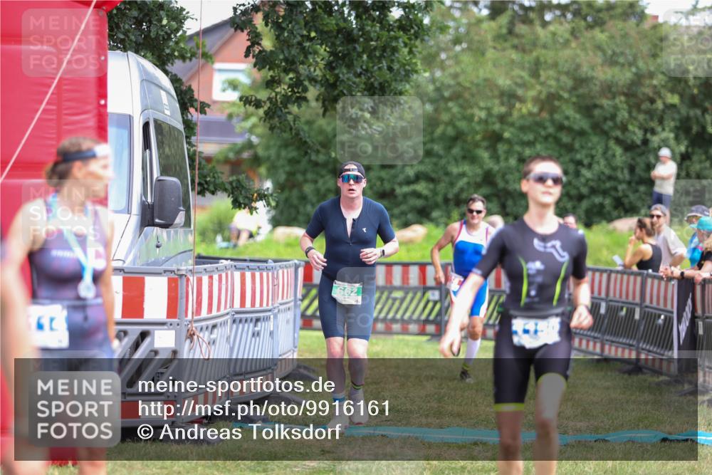 21.06.2026 - 29. Vierlanden-Triathlon Andreas Tolksdorf http://msf.ph/oto/9916161 21.06.2026 14:15:26 Ziel 158, 662, 1150 meine-sportfotos.de